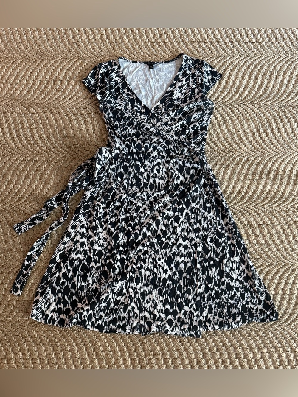Ann Taylor XS Stretch Black White Pattern Midi Wrap Dress Business Attire V Neck
